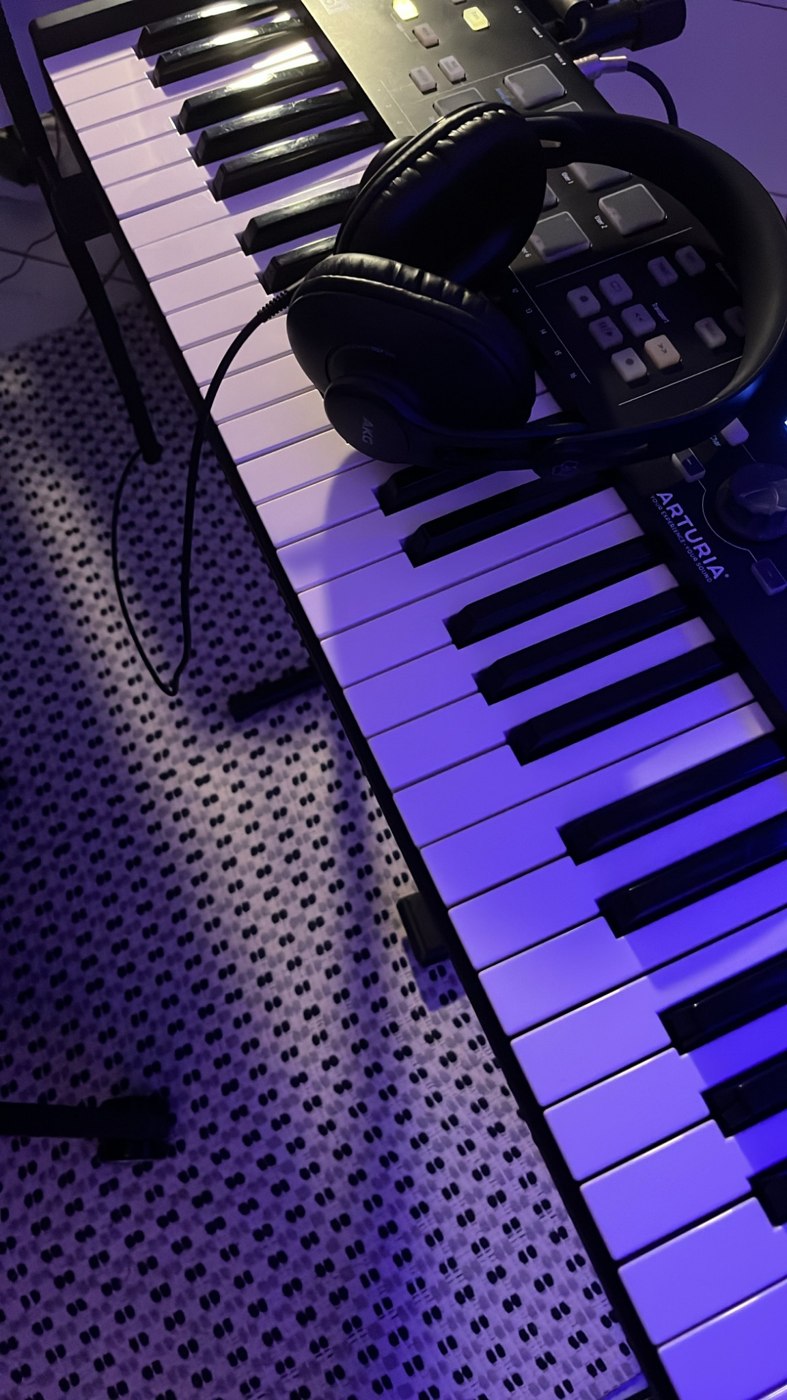Teclado musical e fones de ouvido no estúdio de TENGUAM